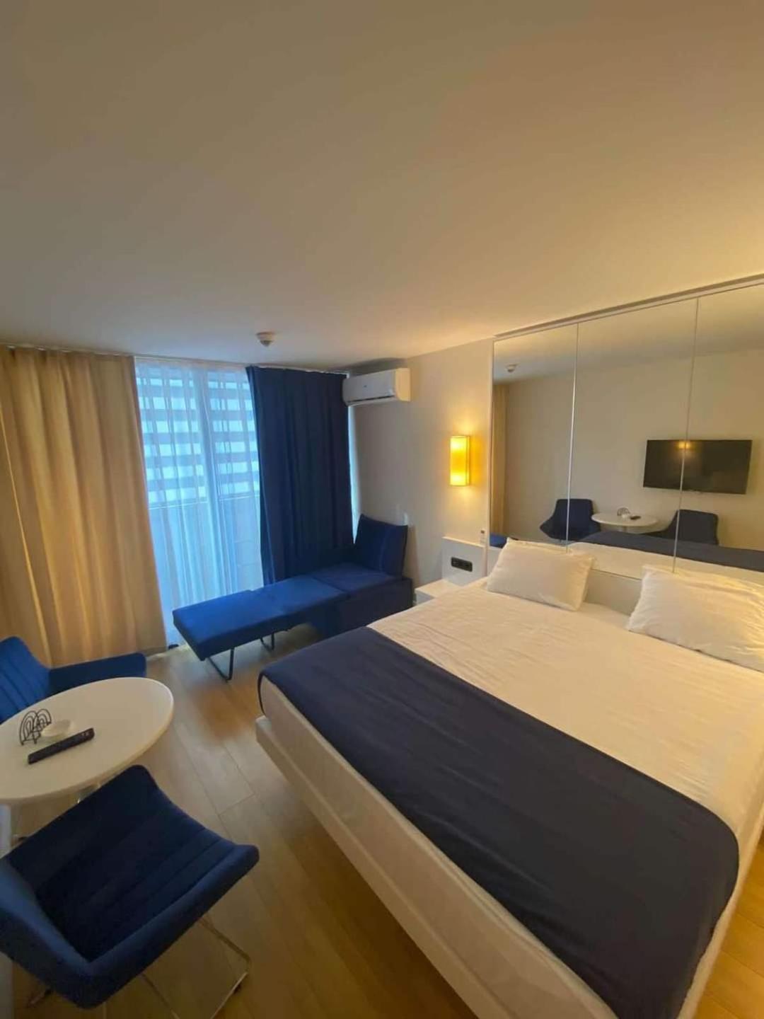 Lux Apart Hotel 555 Batoumi Extérieur photo